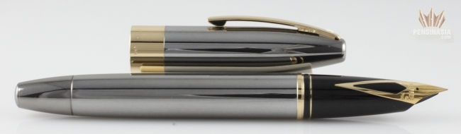 Sheaffer Legacy Heritage Gold PVD Chevron Fountain pen - Vulpen / Fountain  pen