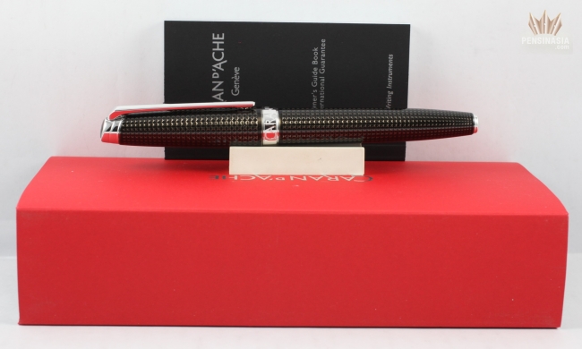 Caran D'ache :: Scrittura e Ufficio :: Matite Professionali :: Caran d'Ache  - Penna a sfera LÉMAN DE NUIT - Edizione Limitata