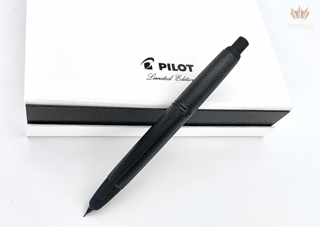 Stylo Plume Pilot Capless, Laque, Attributs Rhodium, Noir - Iguana